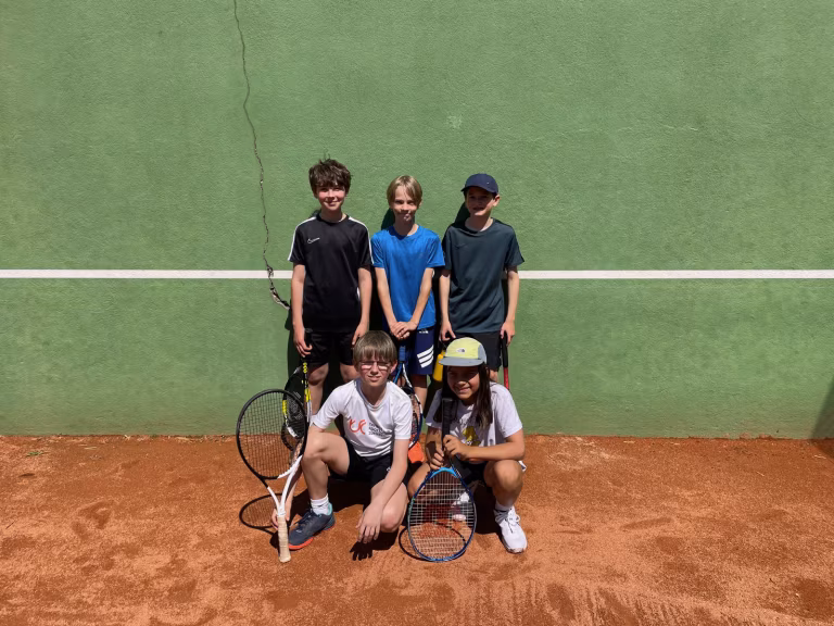 Fünf Junioren stehen vor grüner Wand auf Sandplatz in Zürich