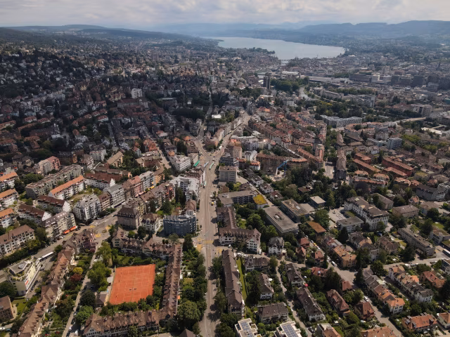 Luftaufnahme von Tennisanlage in Zürich mit mehreren Sandplätzen