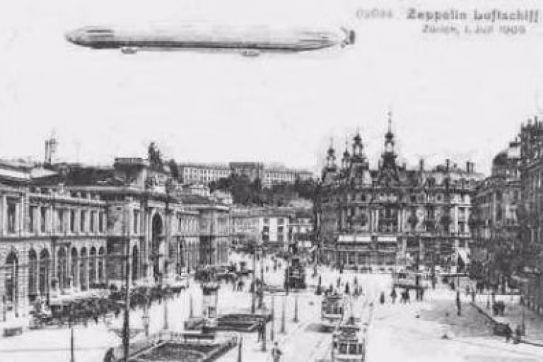 Historische Aufnahme von Zürich mit Zeppelin am Himmel